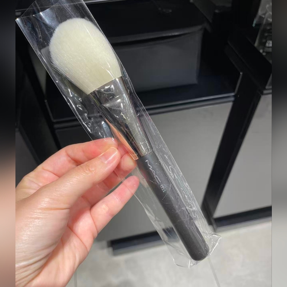 MAC Makeup Brush 135 Synthetic Large Flat Powder Brush